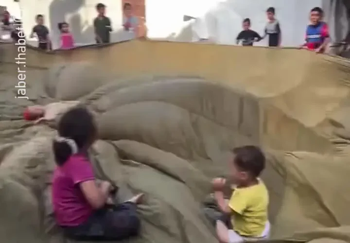 بازی کردن کودکان با چتر