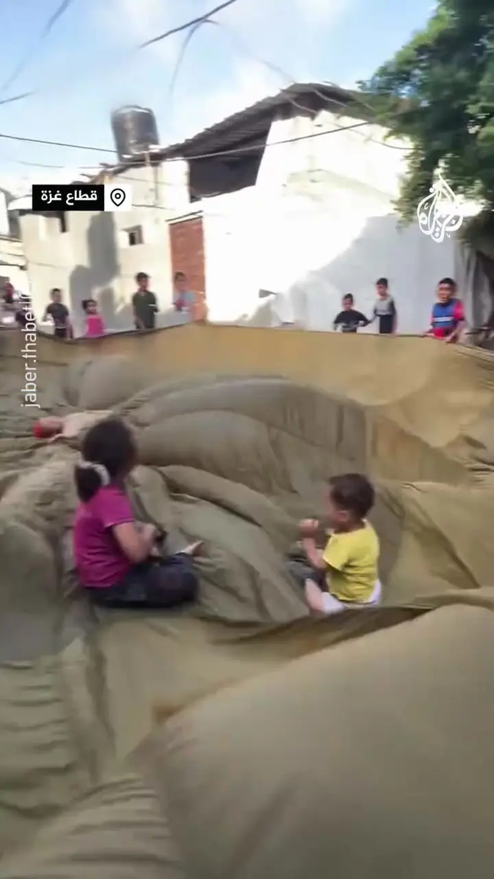 بازی کردن کودکان با چتر