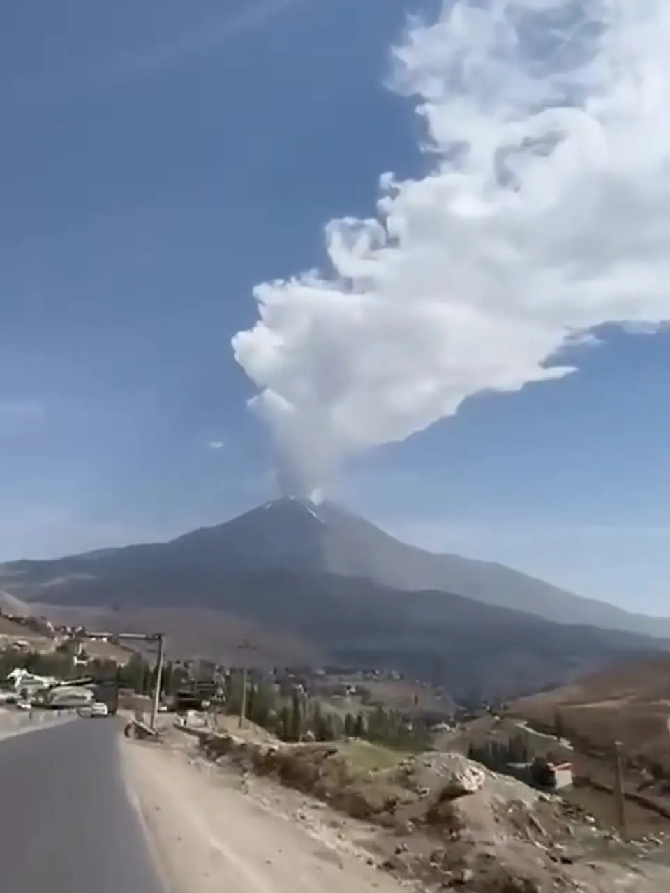 برای دیدن تصاویر یک سازند ابر بزرگ را در کوه Damavand بکشید