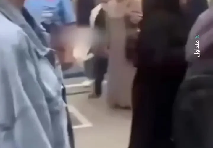 برای دیدن دو زن تحت پوشش مرد اسلامی را مورد ضرب و شتم قرار دادند