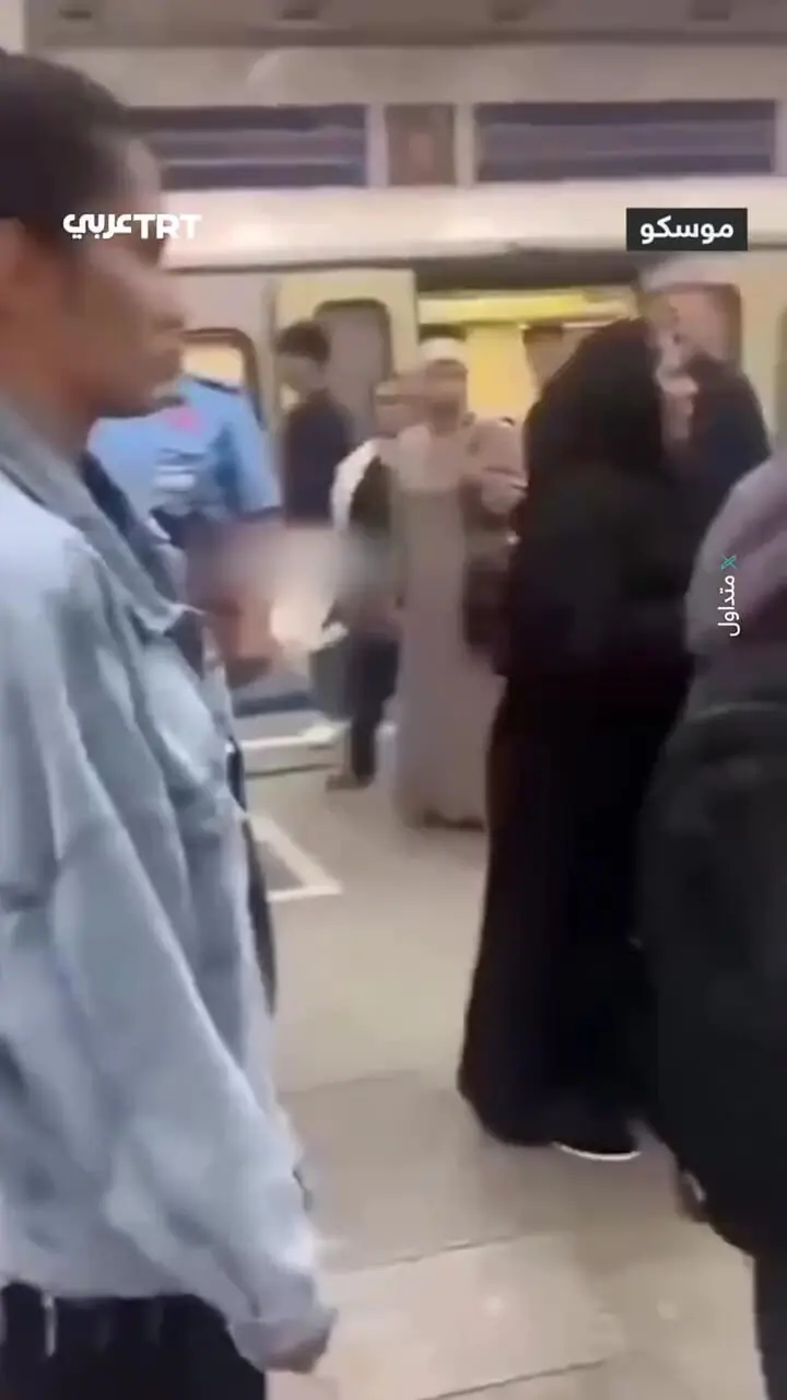 برای دیدن دو زن تحت پوشش مرد اسلامی را مورد ضرب و شتم قرار دادند