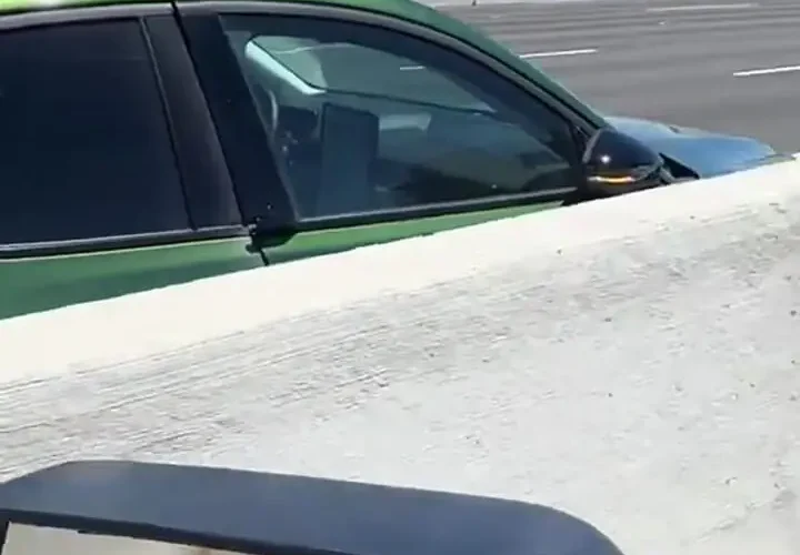 برای دیدن صحنه ترک فورد موستانگ در دیوار بتونی بزرگراه 36 برای دیدن صحنه ترک فورد موستانگ در دیوار بتونی بزرگراه