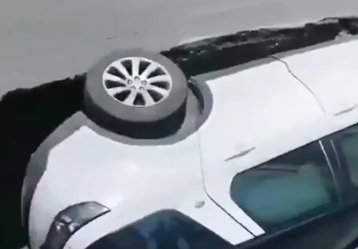 برای دیدن فروپاشی ناگهانی زمین در چین ماشین را بلعید