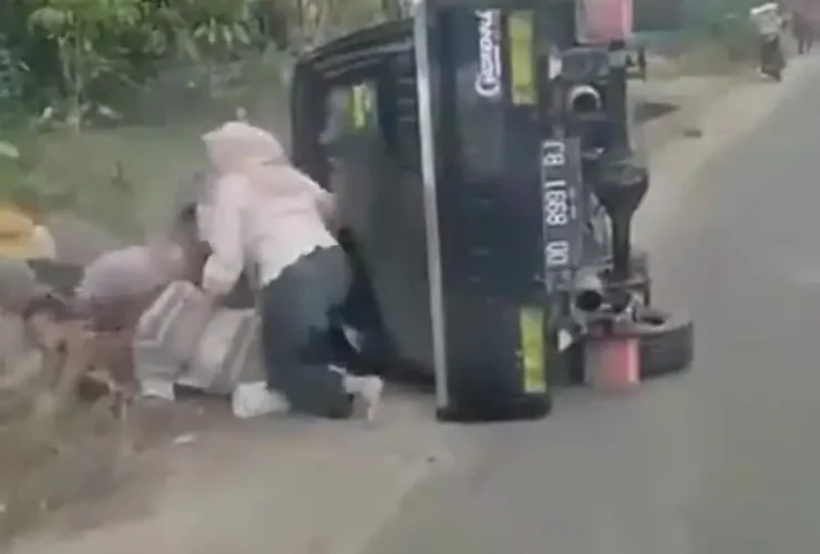 برای دیدن لحظه واژگون کردن تورنت های پر از زنان