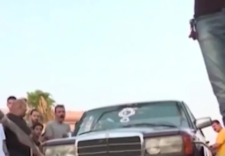 برای دیدن ورزشکار مصری گینس برای شکستن رکورد 4 اتومبیل سوار شد 21 برای دیدن ورزشکار مصری گینس برای شکستن رکورد 4 اتومبیل سوار شد