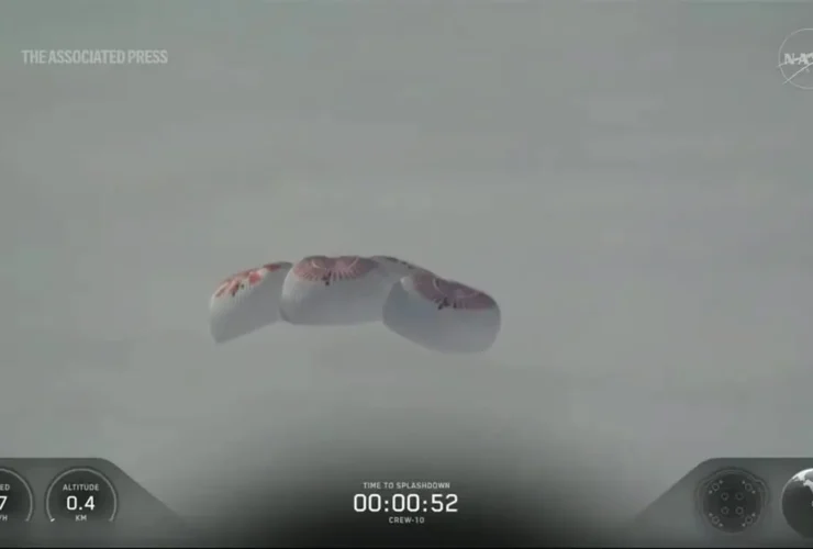 برای دیدن چهار فضانورد که در اقیانوس آرام به کپسول SpaceX می روند