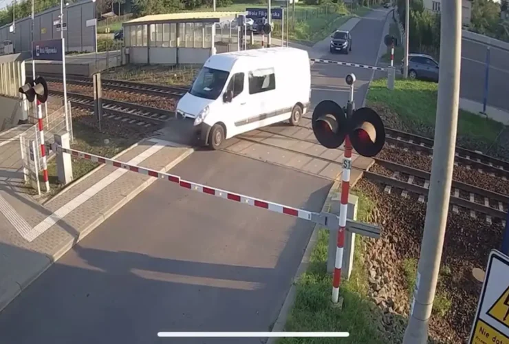 برای دیدن یک حادثه قطار خشونت آمیز با مینی بوس