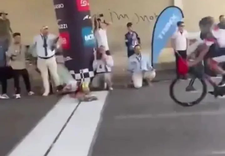 برای دیدن یک رویداد عجیب برای دوچرخه سواران نزدیک به خط پایان