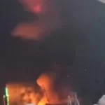 به دنبال بمباران صنعا ، یک ستون شعله و دود