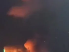 به دنبال بمباران صنعا ، یک ستون شعله و دود