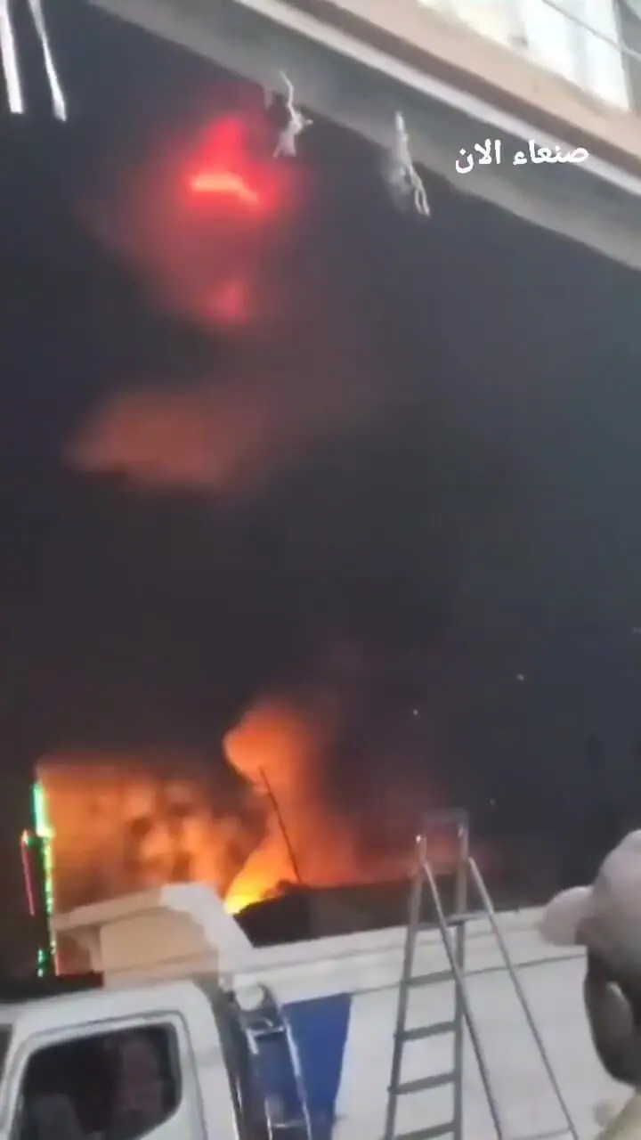 به دنبال بمباران صنعا ، یک ستون شعله و دود