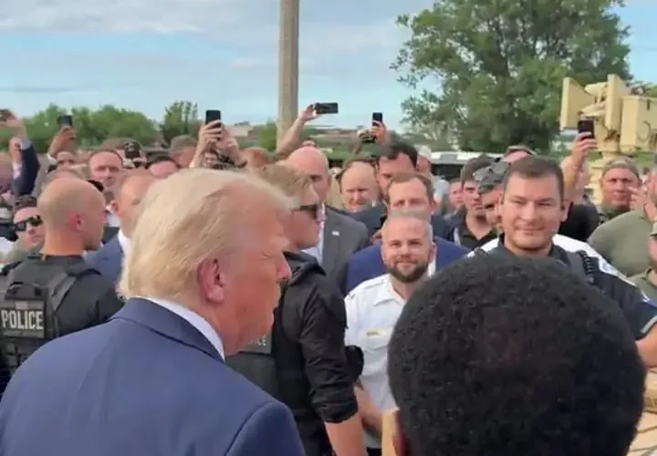 ترامپ با صندوق های پیتزا بین نیروهای فدرال 15 ترامپ با صندوق های پیتزا بین نیروهای فدرال