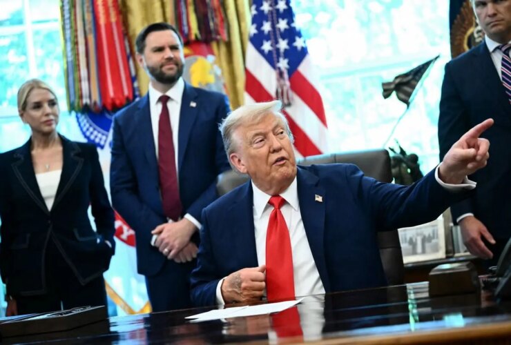 تصاویر ترامپ کبودی های تاریک را در دست خود توضیح داد