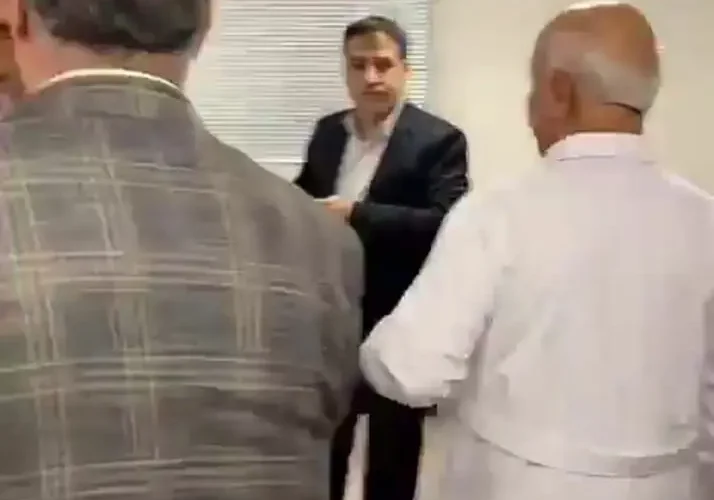 رنگ لباس سید محمد خاتامی در بیمارستان ساخته شده است 3 رنگ لباس سید محمد خاتامی در بیمارستان ساخته شده است