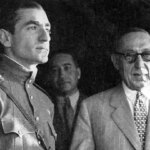 روز قوام السالتنا ، ژاکت بدن محمد رضا پهلوی را نشان داد.