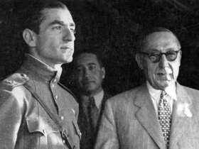 روز قوام السالتنا ، ژاکت بدن محمد رضا پهلوی را نشان داد.