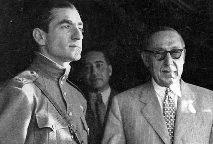 روز قوام السالتنا ، ژاکت بدن محمد رضا پهلوی را نشان داد.