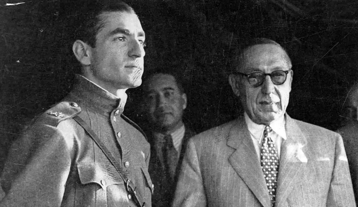 روز قوام السالتنا ، ژاکت بدن محمد رضا پهلوی را نشان داد.