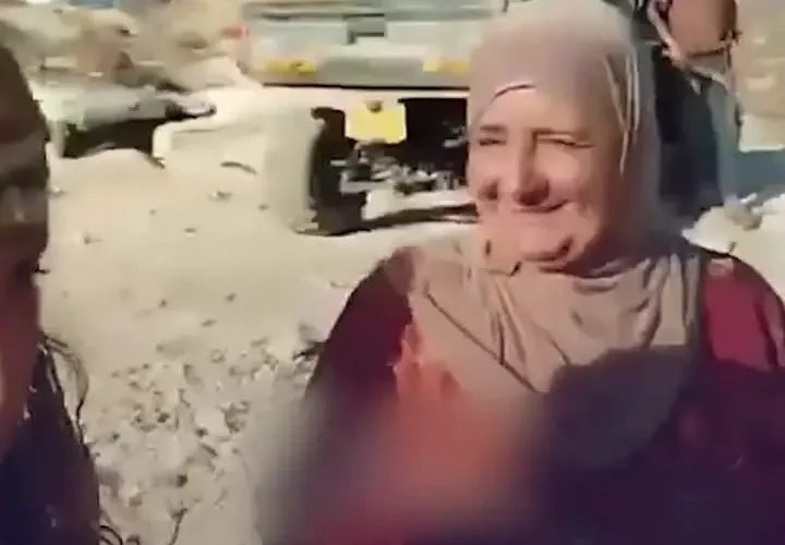 زنان فلسطینی با مسخره کردن با مهاجران مقابله می کنند