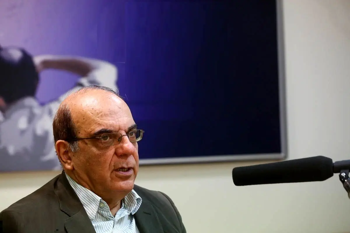 عباس عبدی: موضوع بیشتر از مشکلات سختکرانه نیست. قدرت ناشی از احمدی نژاد.