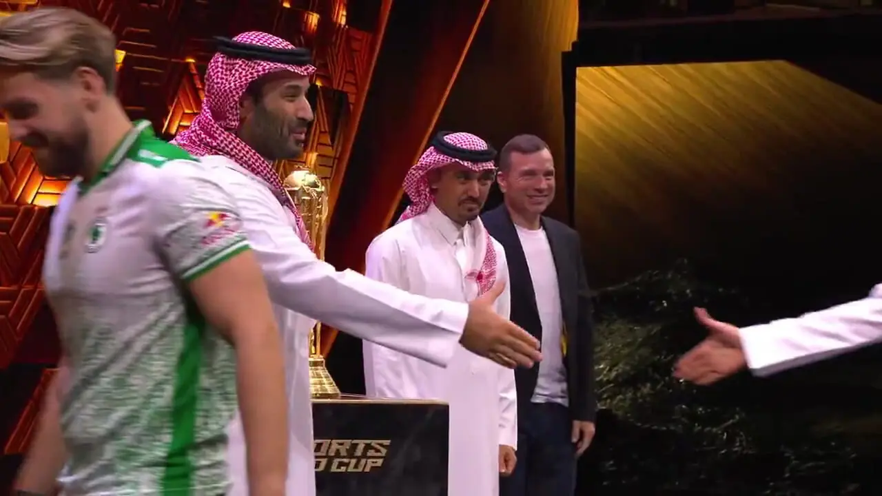 محمد بن سلمان جام بازی های الکترونیکی را اهدا کرد