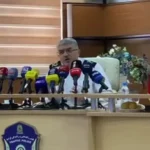 موتور سیکلت زن برای صبر کردن