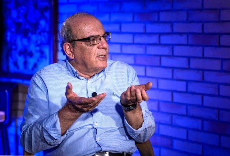 هشدار مرغ عباس عبدی به تنهایی افراطی ، پا. ایستادن در برابر ملت شرم آور است