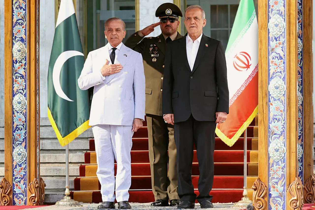 پزشکان با استقبال نخست وزیر پاکستان به اسلام آباد آمدند