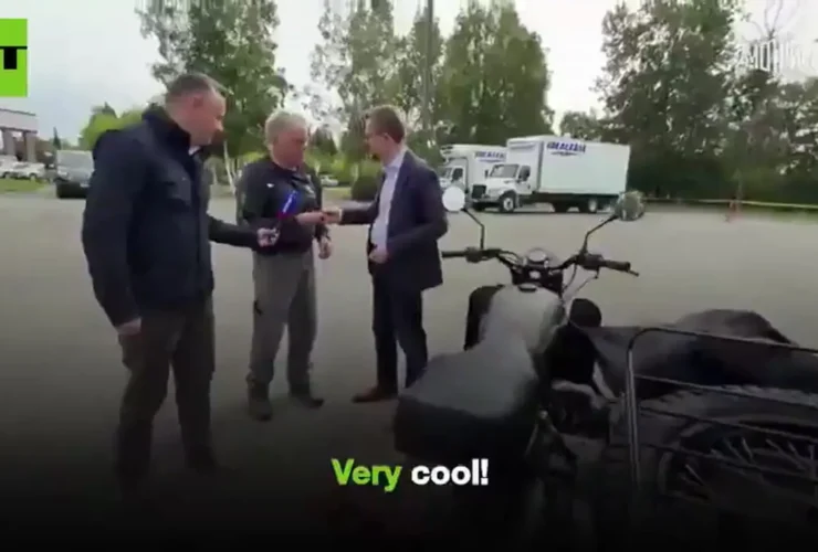 پوتین از موتور سیکلت آلاسکا به یک آمریکایی هدیه داد