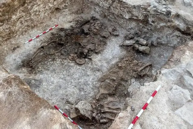 کشف یک اسکلت 5 ساله با تاج طلایی