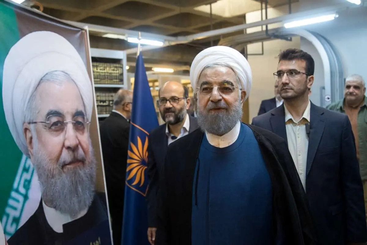 تصاویر حسن روحانی 7000 نسخه کتاب اهدا کرد