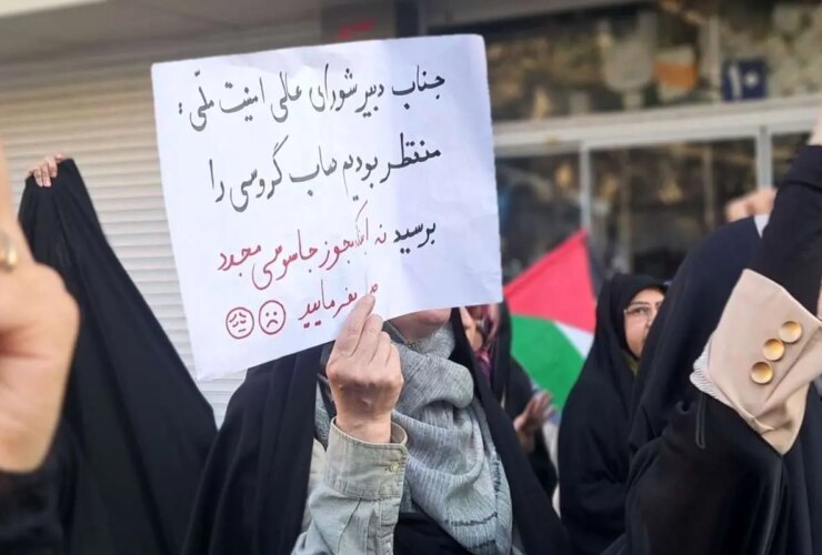 عکس علیه توافق ایران با آژانس