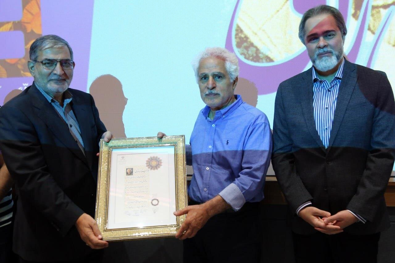 نشان هنری برای کارگردان "سینمای نگران" داده شد.