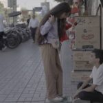 کودکی که به دنبال نان مقیاس در خیابان است