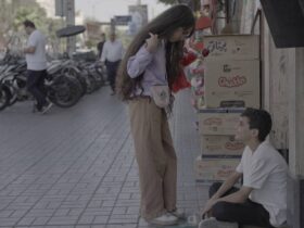 کودکی که به دنبال نان مقیاس در خیابان است