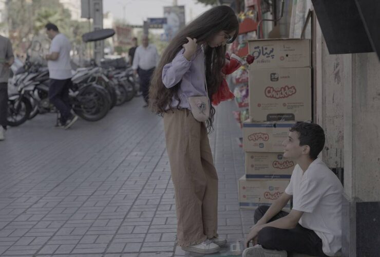 کودکی که به دنبال نان مقیاس در خیابان است 3 کودکی که به دنبال نان مقیاس در خیابان است