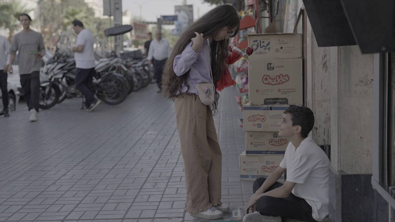 کودکی که به دنبال نان مقیاس در خیابان است