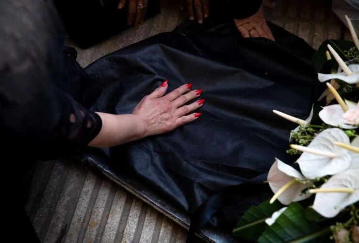 تصاویر مراسم تشییع جنازه باغبان ؛ خداحافظ کلمات و سکوت خانم 18 تصاویر مراسم تشییع جنازه باغبان ؛ خداحافظ کلمات و سکوت خانم