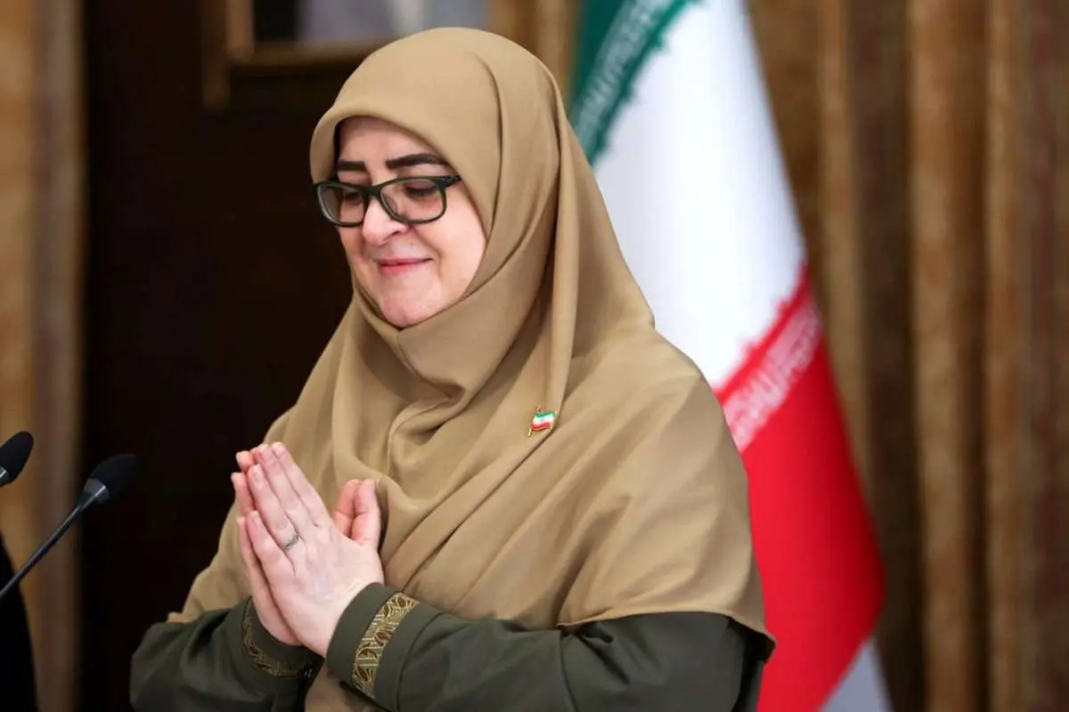 تصاویر حرکات فاطمه موهجارانی در کنفرانس خبری