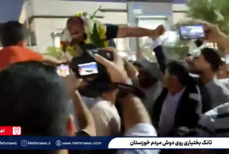 برای دیدن استقبال منحصر به فرد به قهرمان جهان در آهاز ؛ میرزازاده روی شانه های مردم!