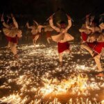 برای دیدن رقص گروهی با پاهای برهنه در سلاح گرم