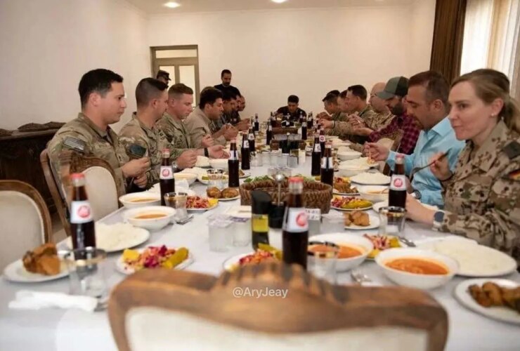 نوشیدنی های ایرانی روی میز ناهار خوری سربازان آمریکایی