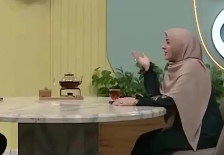Elmira Sharifi Moghaddam از شگفتی و خنده عجیب و غریب یک بیننده