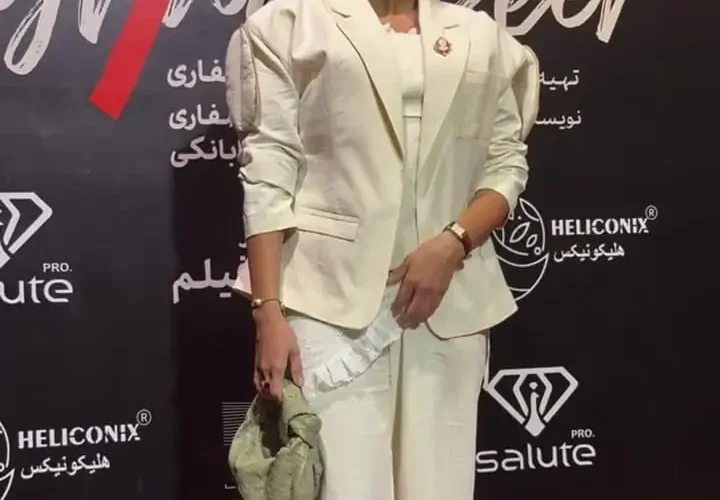 Elnaz Shakrodosts "بزرگراه گوزن" را خریداری و سبک می کند 13 Elnaz Shakrodosts "بزرگراه گوزن" را خریداری و سبک می کند