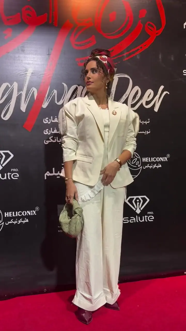 Elnaz Shakrodosts "بزرگراه گوزن" را خریداری و سبک می کند