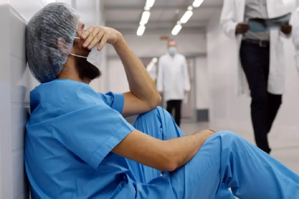 آخرین شیفت/ سوابق پزشکان و ساکنان جدید خودکشی ، 2 مرگ خودآگاهی در 2 هفته 1 آخرین شیفت/ سوابق پزشکان و ساکنان جدید خودکشی ، 2 مرگ خودآگاهی در 2 هفته