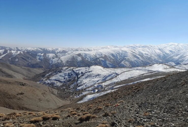 ارتفاعات Baladeh Mazandaran به رنگ سفید پیچیده شده است