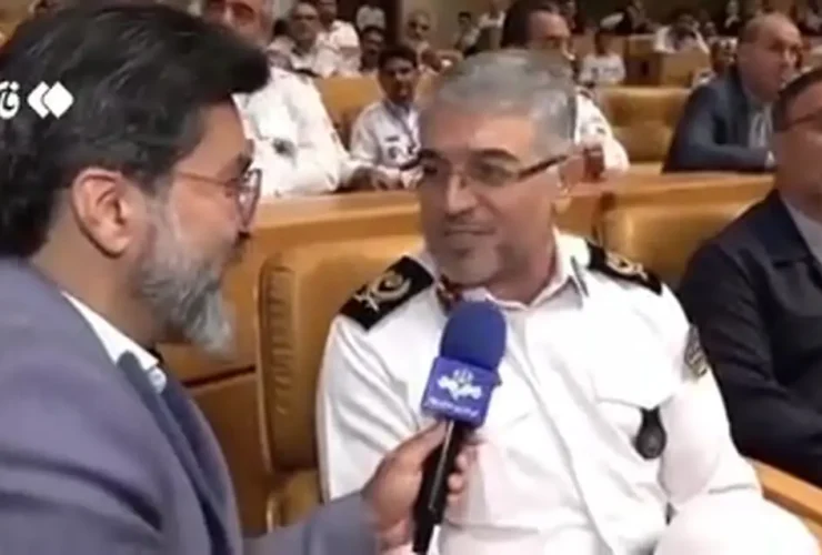 او هنر ساخت تا بتوانیم ترافیک را سازماندهی کنیم. کمر ترافیک خارج از جاده را قطع کنید