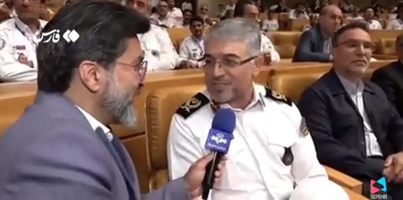 او هنر ساخت تا بتوانیم ترافیک را سازماندهی کنیم. کمر ترافیک خارج از جاده را قطع کنید
