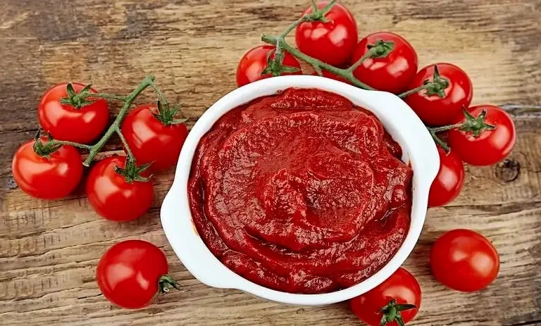 با این ترفند خانگی ، خمیر گوجه فرنگی دیگر به قالب برخورد نمی کند